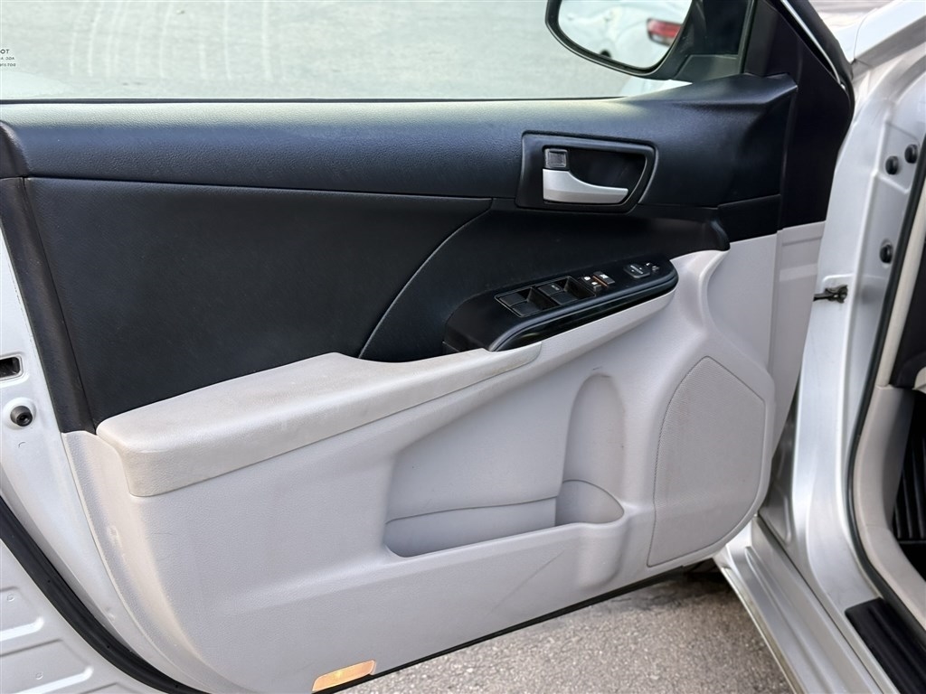 Toyota Camry 4dr Sdn I4 Auto XLE (Natl) 2013