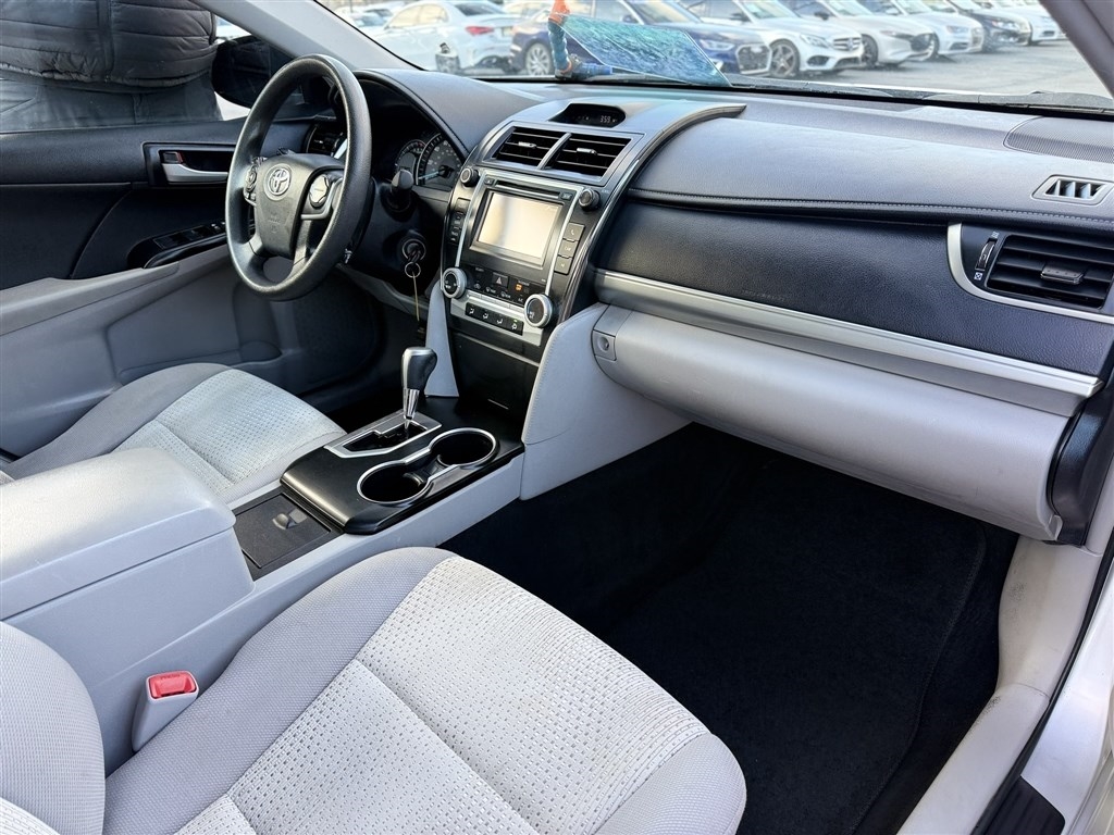 Toyota Camry 4dr Sdn I4 Auto XLE (Natl) 2013