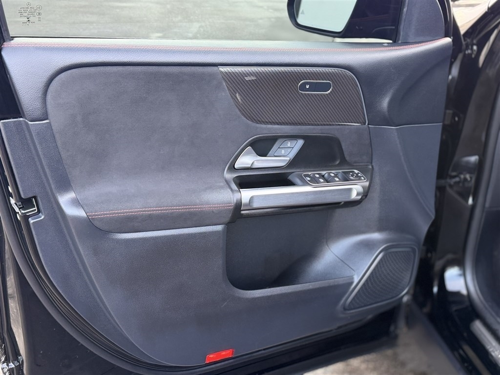 Mercedes-Benz GLB GLB 250 4MATIC SUV 2022