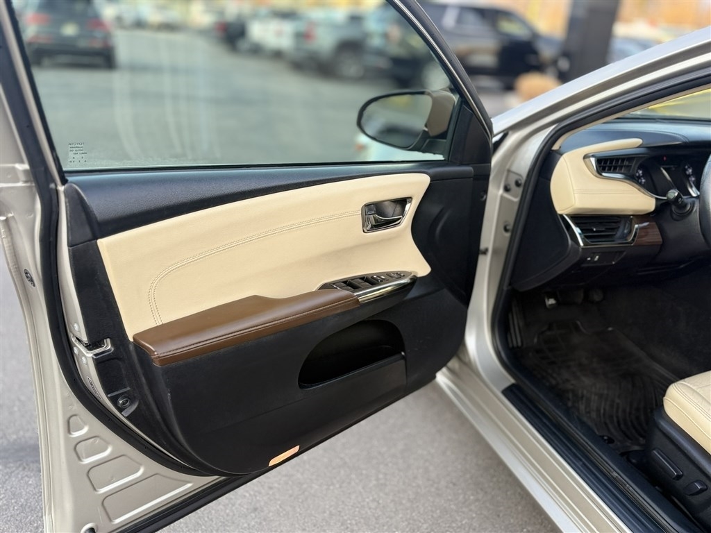 Toyota Avalon 4dr Sdn XLE Premium (Natl) 2014