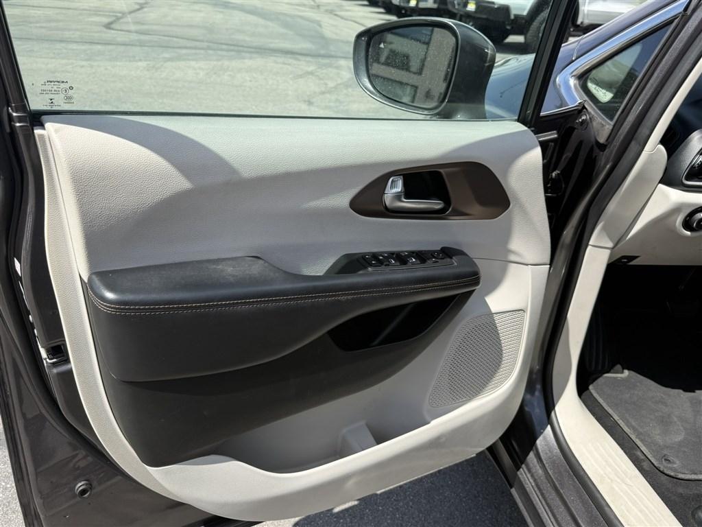 Chrysler Pacifica Touring L FWD 2019