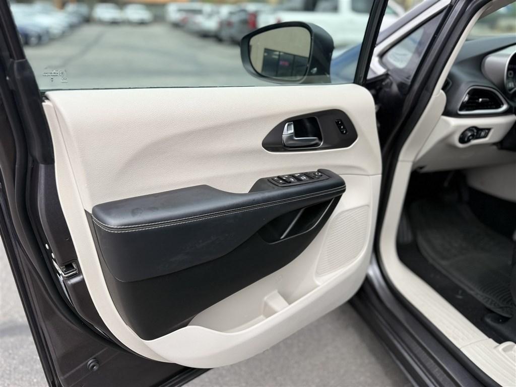 Chrysler Pacifica Touring L FWD 2023