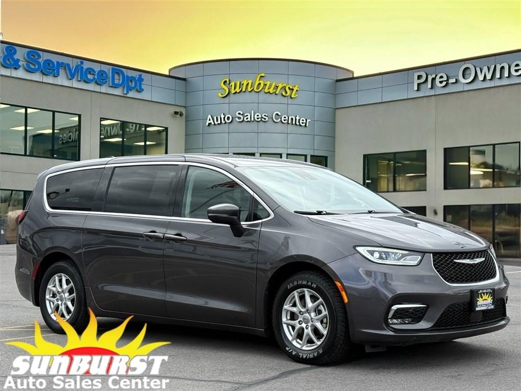 2023 Chrysler Pacifica Touring L's photo