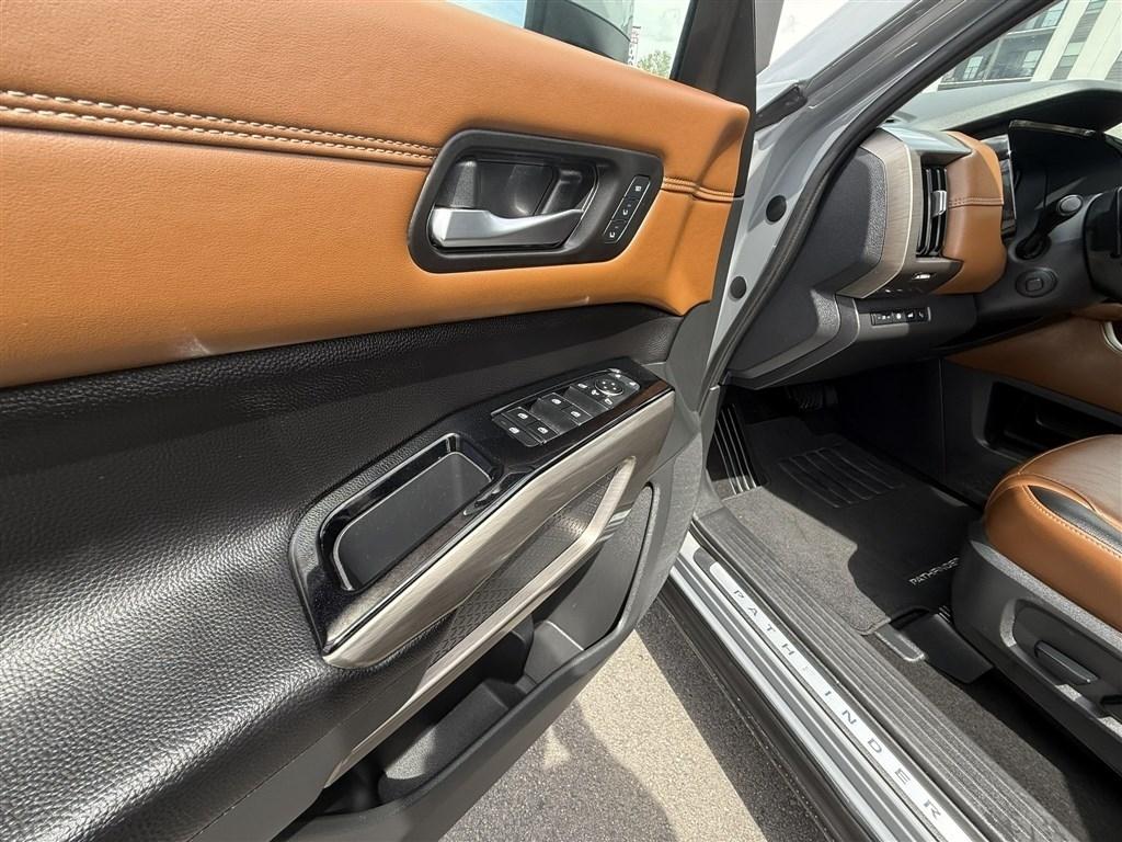 Nissan Pathfinder Platinum 4WD 2023