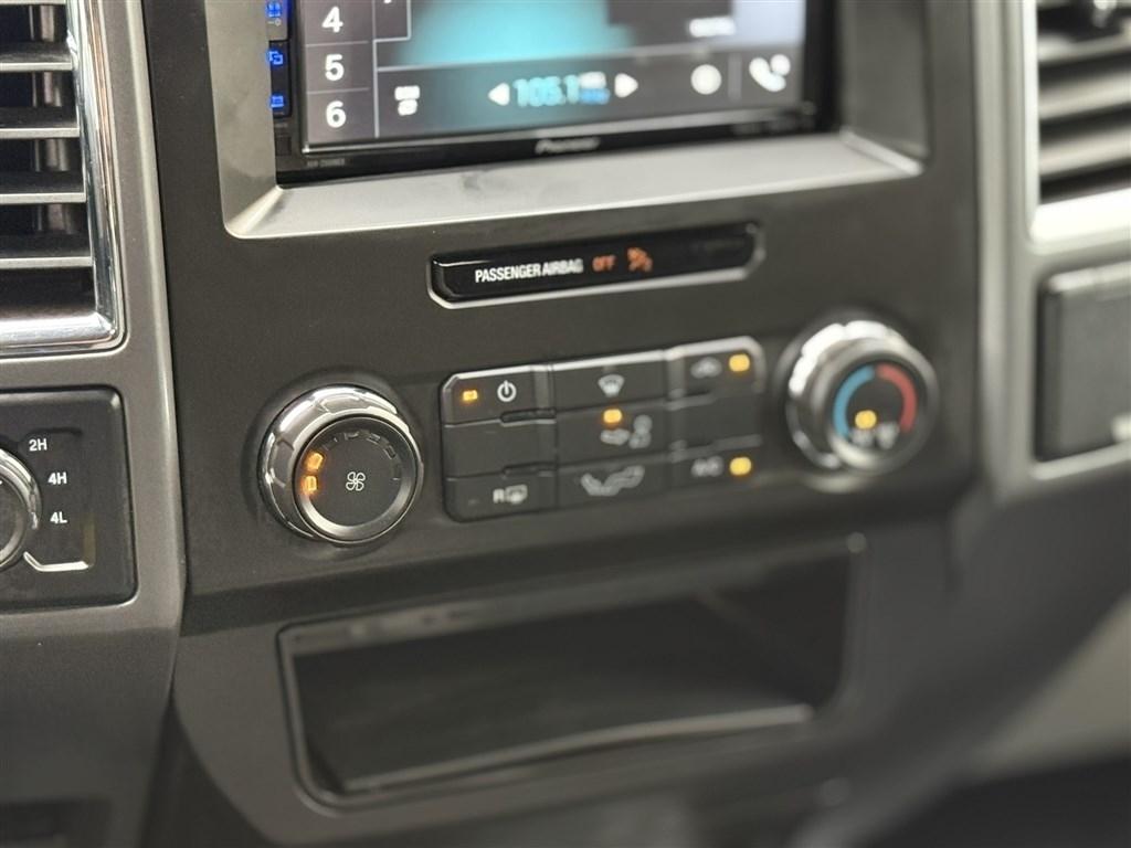 Ford F-150 4WD SuperCrew 145" Lariat 2016