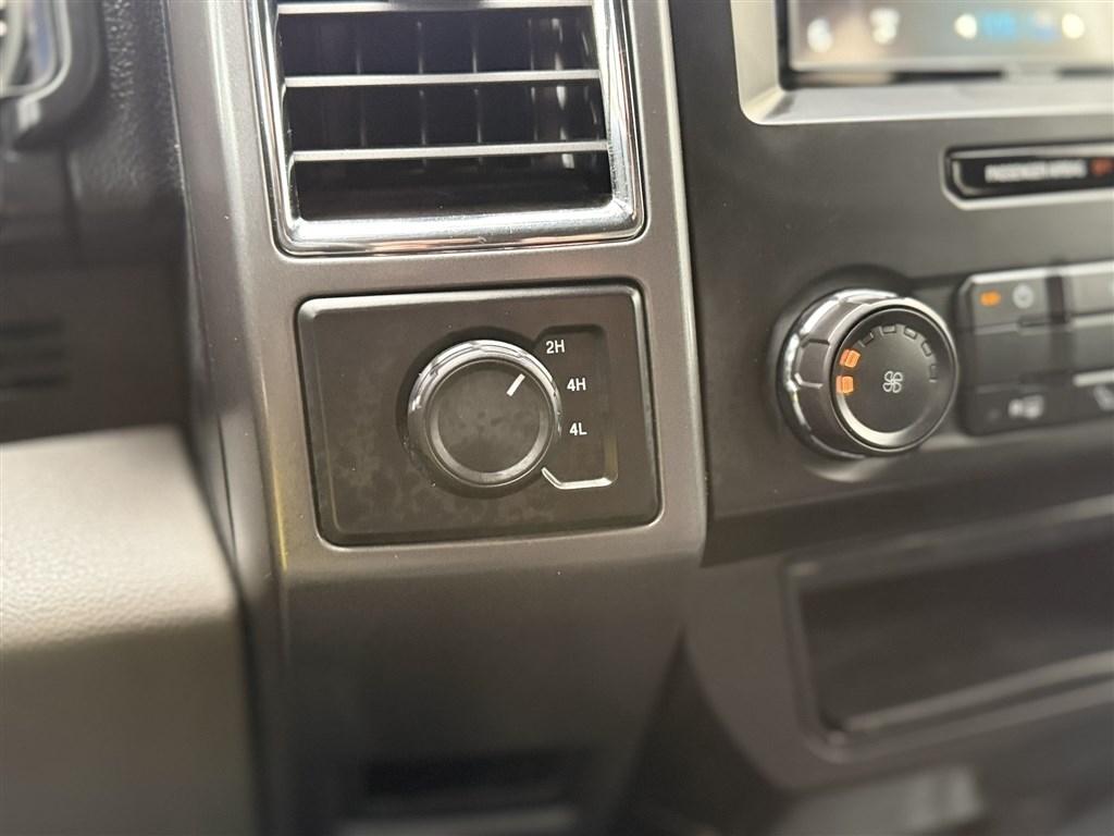 Ford F-150 4WD SuperCrew 145" Lariat 2016