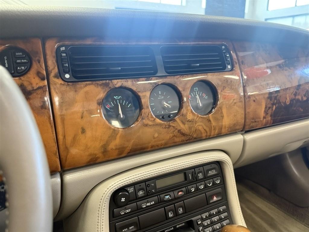 Jaguar XK8 Convertible 1998