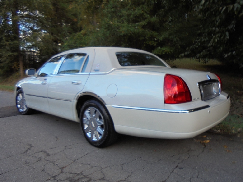 Lincoln Town Car 4dr Sdn Signature Limited 2005 Lincoln Town Car 4dr Sdn Signature Limited 2005