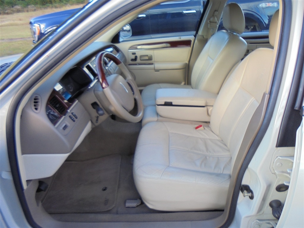 Lincoln Town Car 4dr Sdn Signature Limited 2005 Lincoln Town Car 4dr Sdn Signature Limited 2005