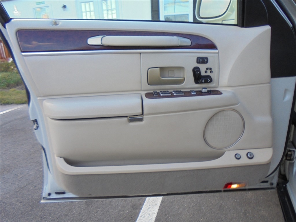 Lincoln Town Car 4dr Sdn Signature Limited 2005 Lincoln Town Car 4dr Sdn Signature Limited 2005