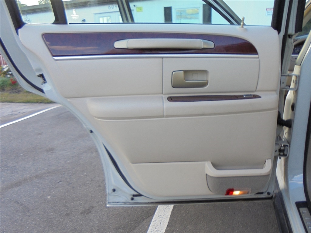 Lincoln Town Car 4dr Sdn Signature Limited 2005 Lincoln Town Car 4dr Sdn Signature Limited 2005