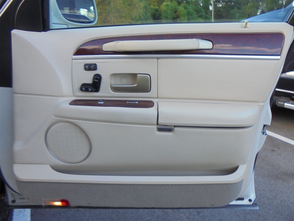 Lincoln Town Car 4dr Sdn Signature Limited 2005 Lincoln Town Car 4dr Sdn Signature Limited 2005