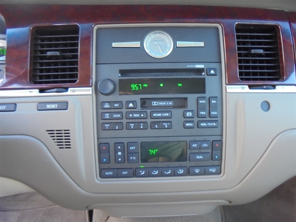 Lincoln Town Car 4dr Sdn Signature Limited 2005 Lincoln Town Car 4dr Sdn Signature Limited 2005