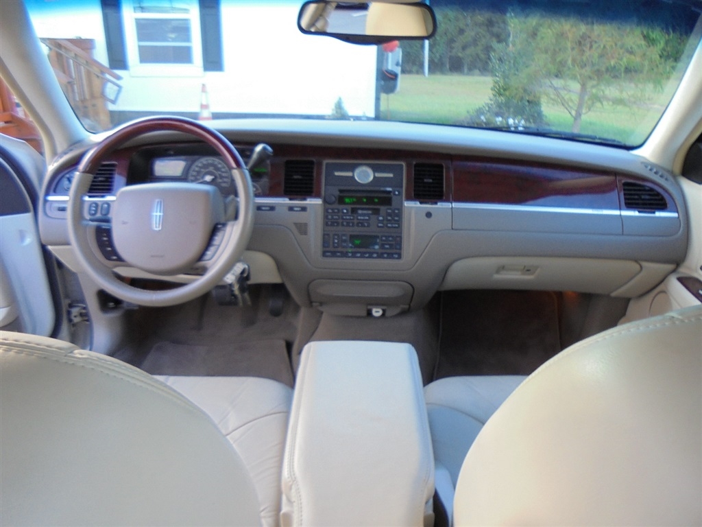 Lincoln Town Car 4dr Sdn Signature Limited 2005 Lincoln Town Car 4dr Sdn Signature Limited 2005