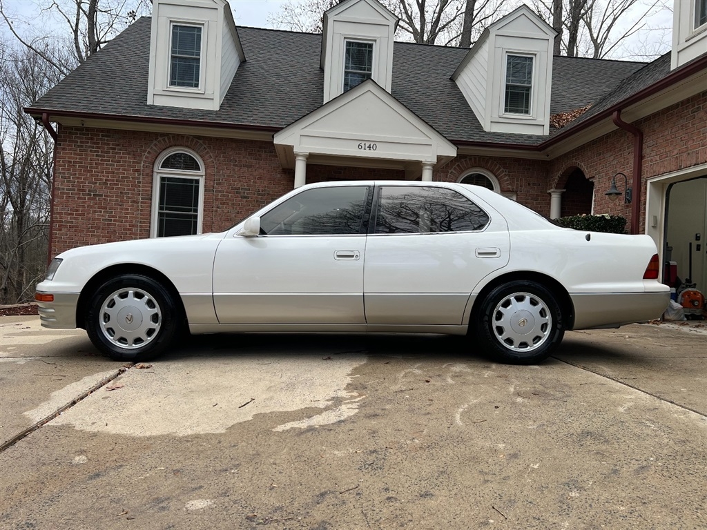 Lexus LS 400 4dr Sdn 1996