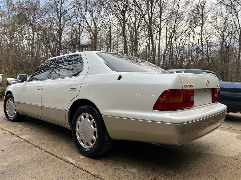 Lexus LS 400 4dr Sdn 1996