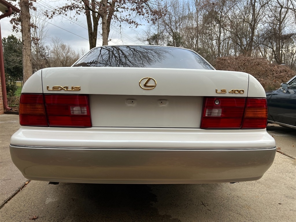 Lexus LS 400 4dr Sdn 1996