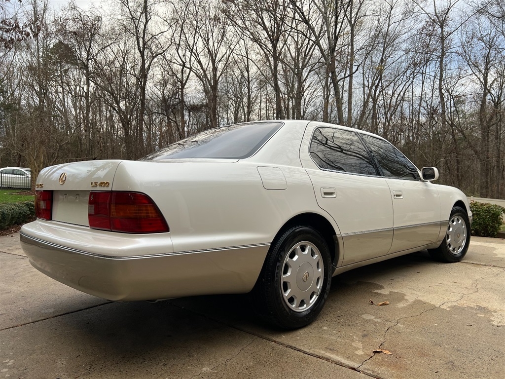 Lexus LS 400 4dr Sdn 1996