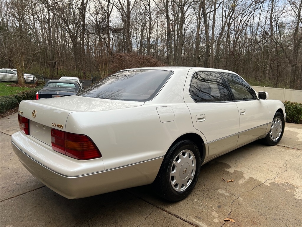 Lexus LS 400 4dr Sdn 1996