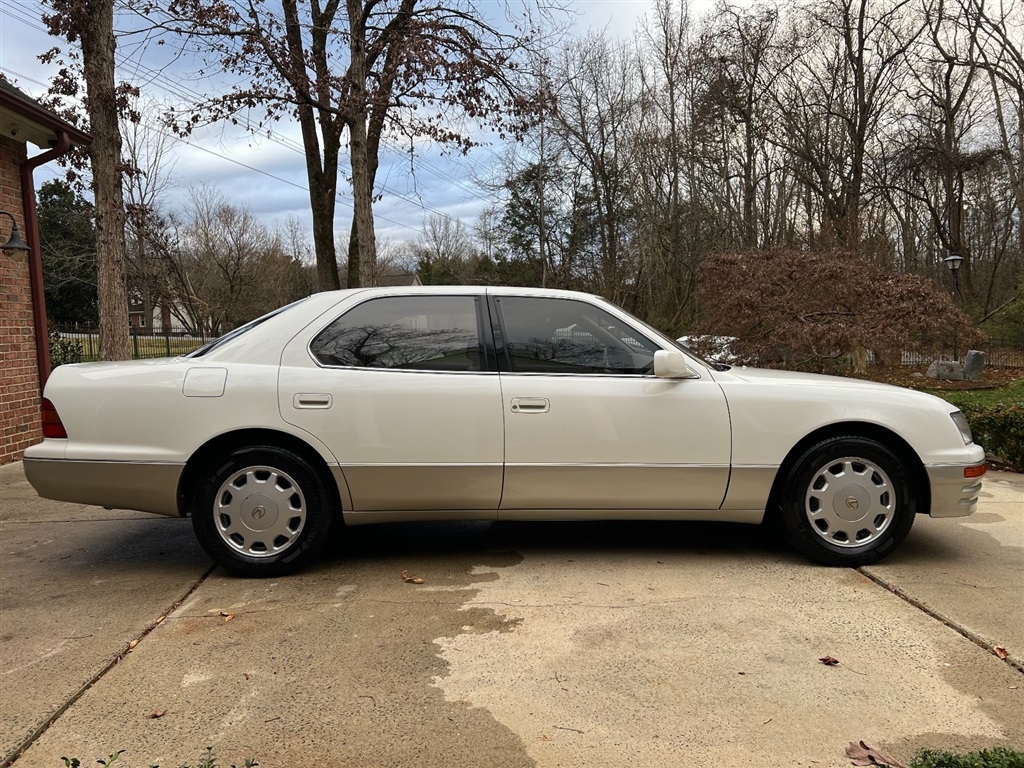 Lexus LS 400 4dr Sdn 1996