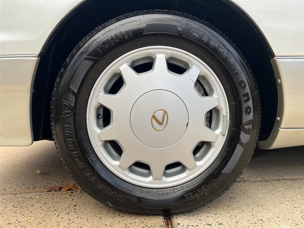 Lexus LS 400 4dr Sdn 1996