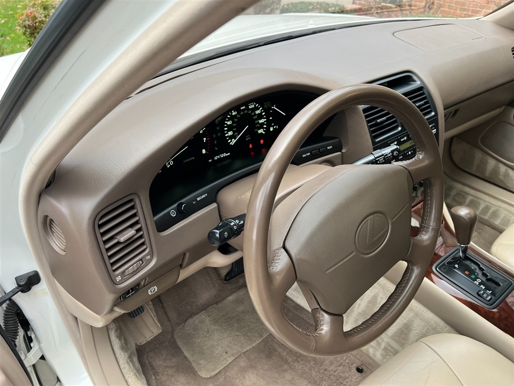 Lexus LS 400 4dr Sdn 1996