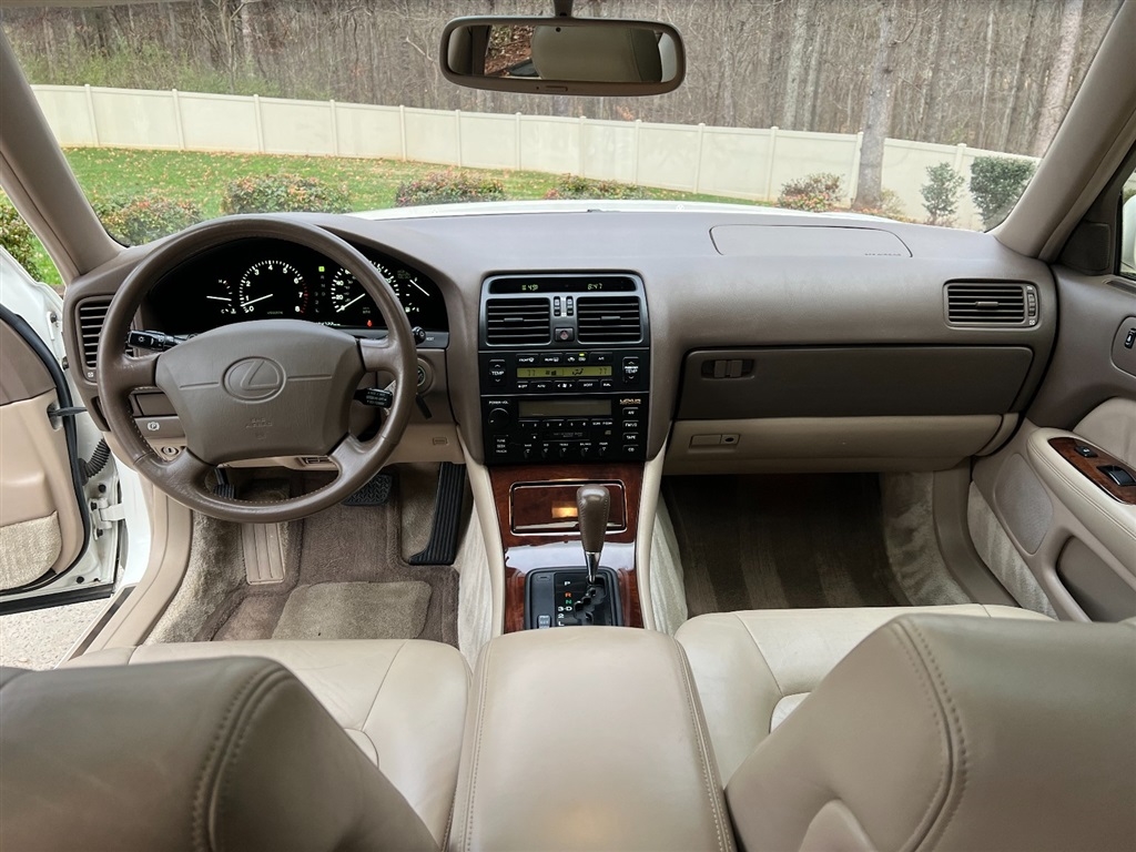 Lexus LS 400 4dr Sdn 1996