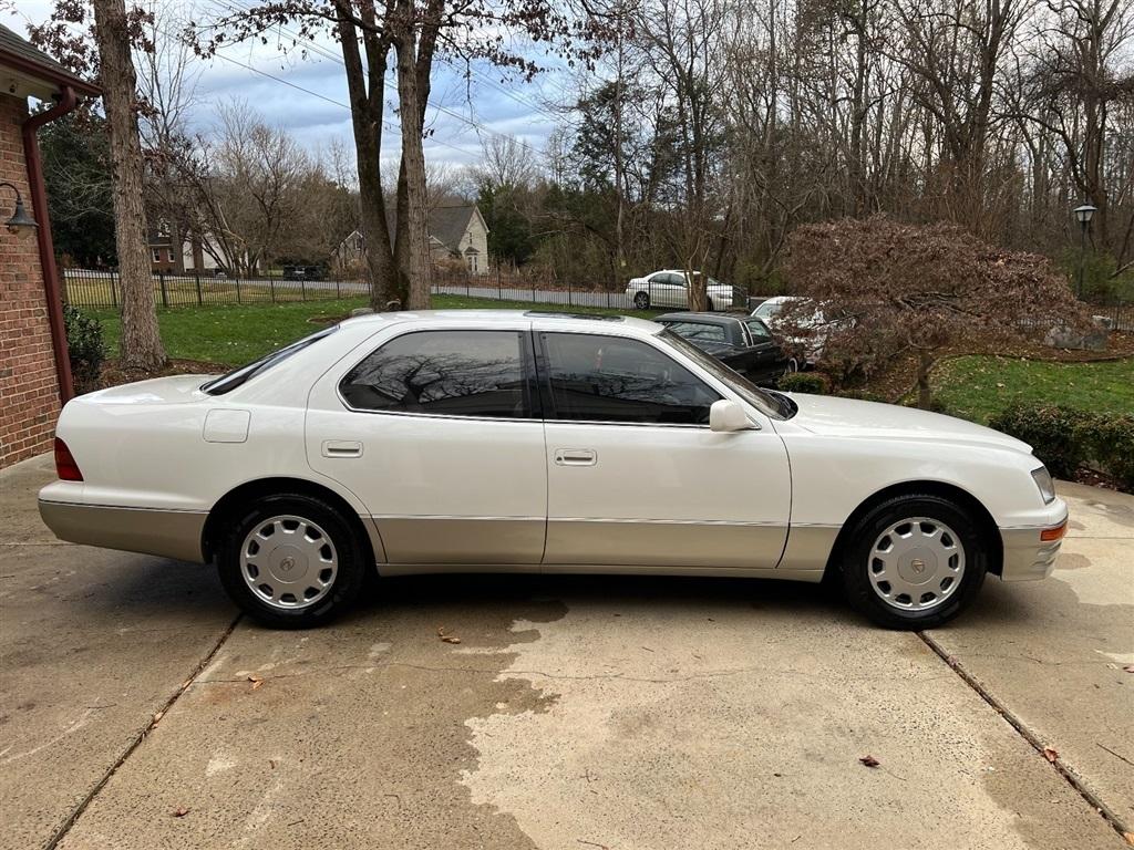 Lexus LS 400 4dr Sdn 1996