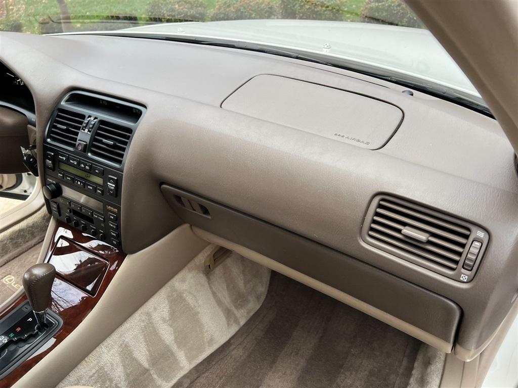 Lexus LS 400 4dr Sdn 1996