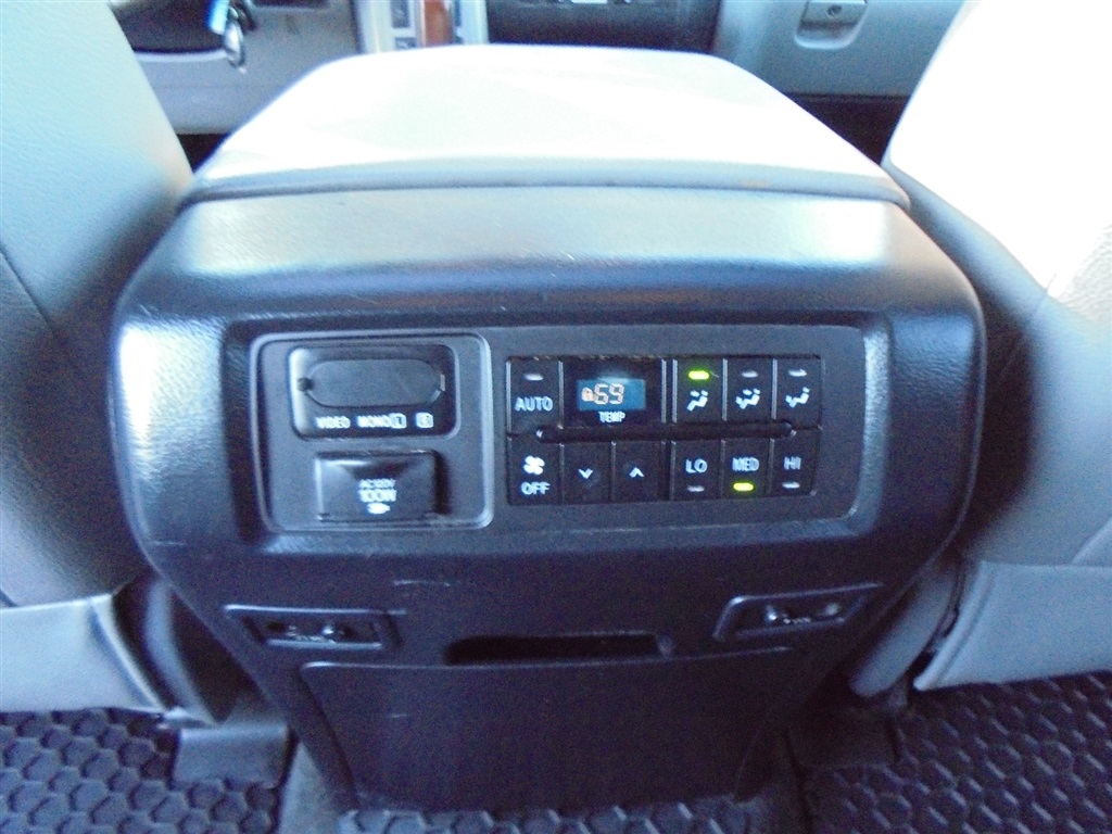 Toyota Sequoia 4WD 5.7L FFV Platinum (Natl) 2012