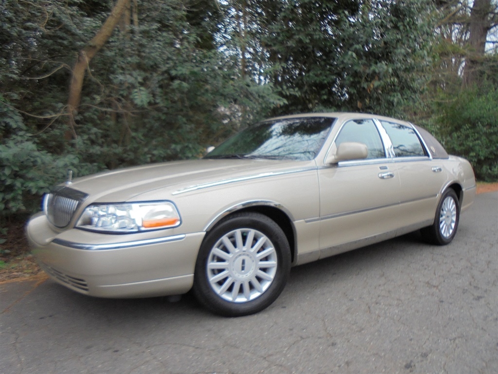2005 Lincoln Town Car 4dr Sdn Signature Limited