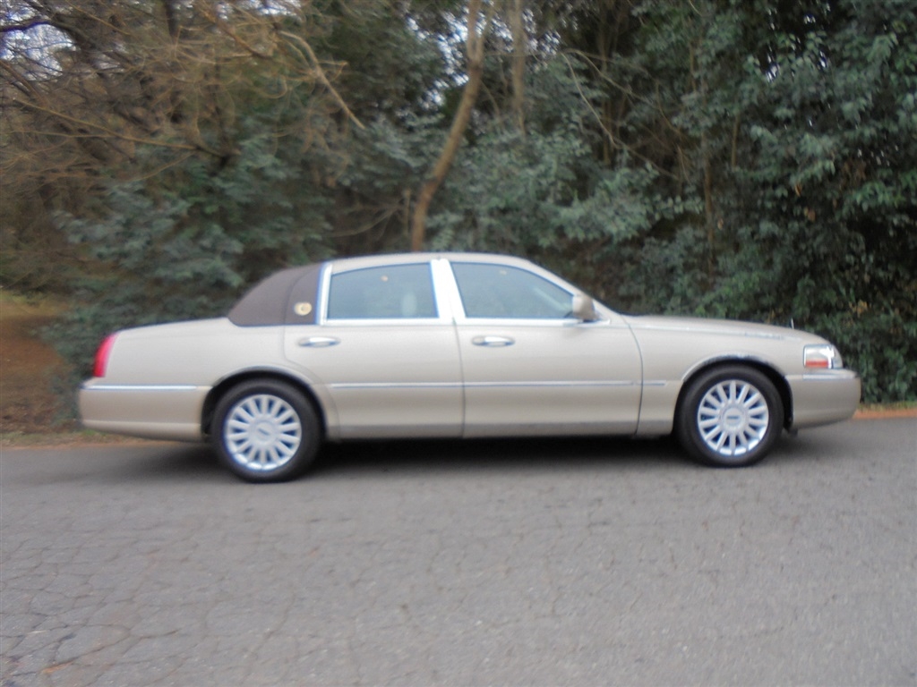 Lincoln Town Car 4dr Sdn Signature Limited 2005