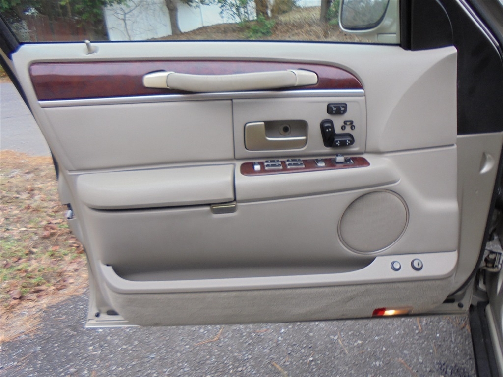 Lincoln Town Car 4dr Sdn Signature Limited 2005