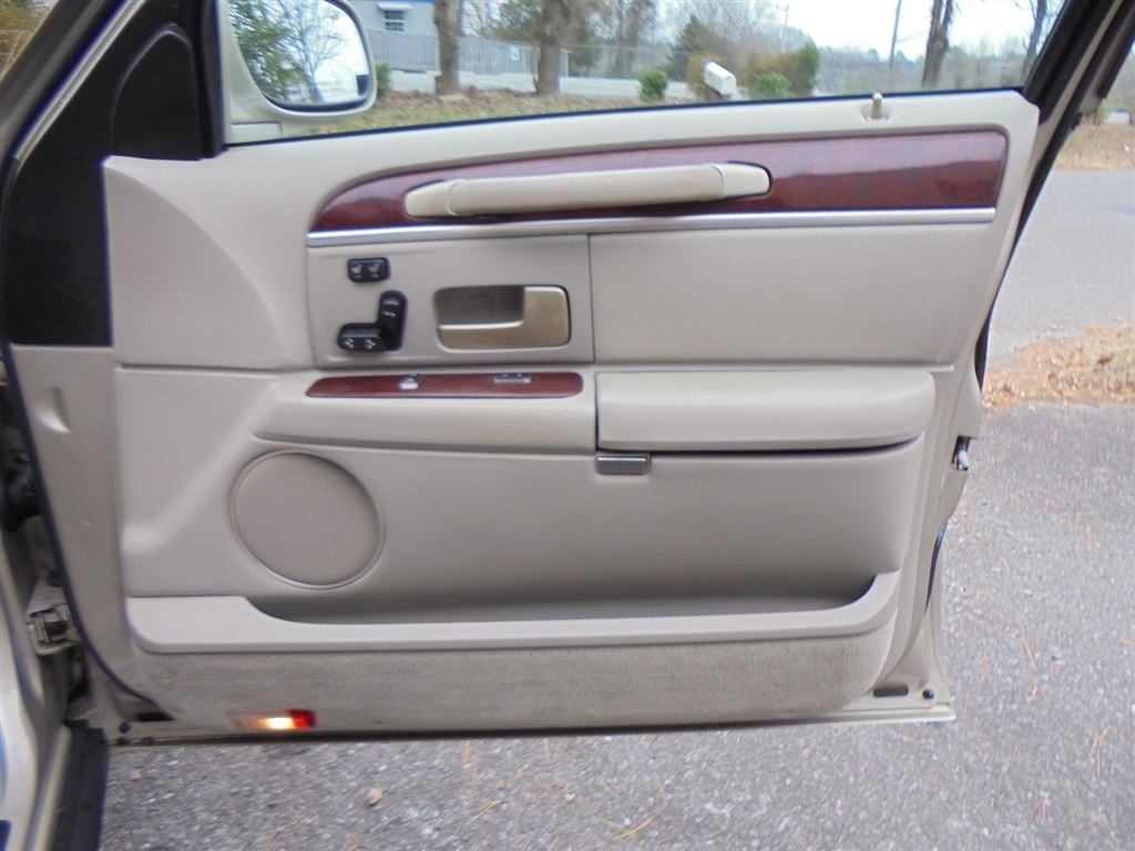 Lincoln Town Car 4dr Sdn Signature Limited 2005