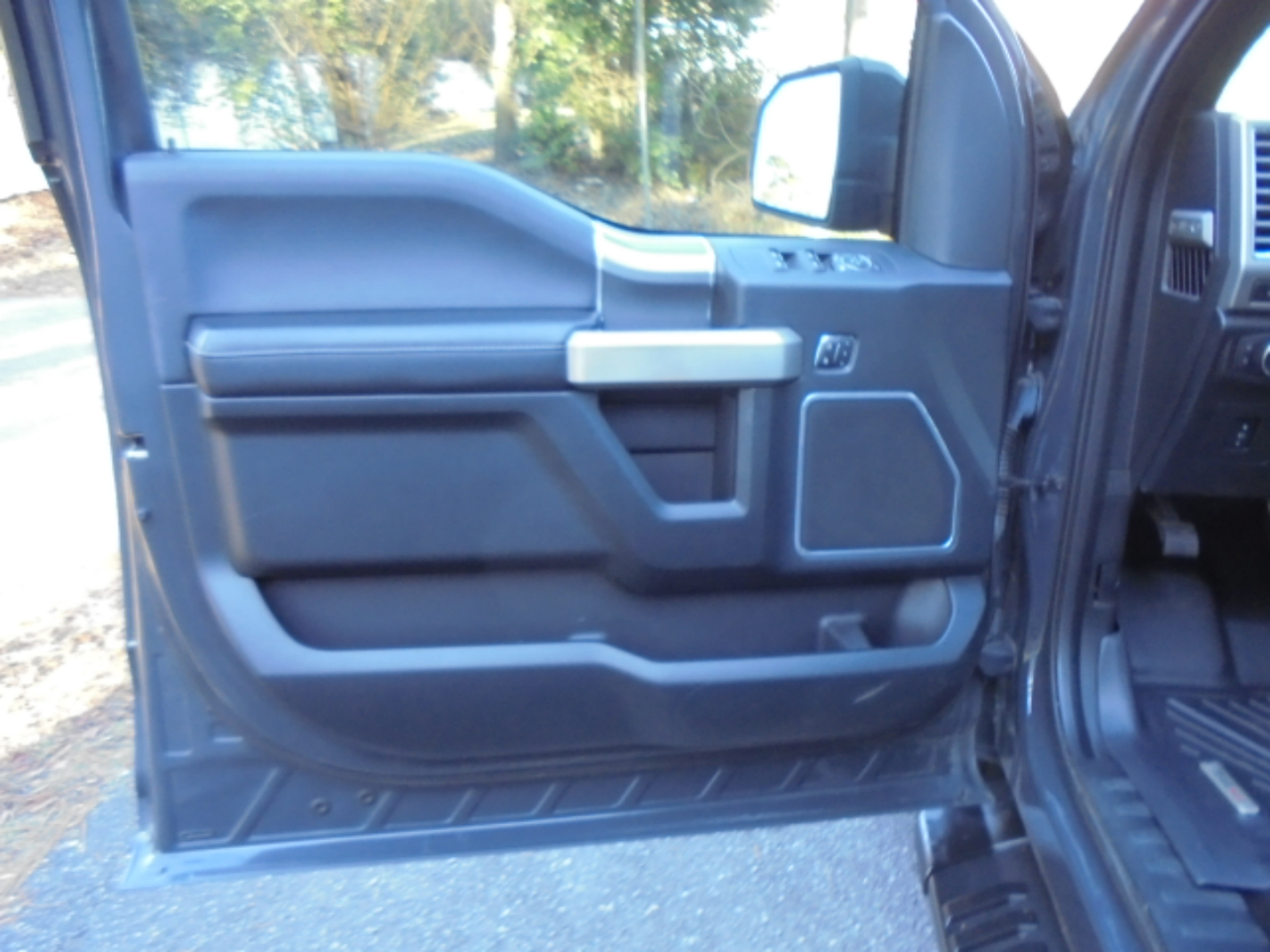 Ford F-150 4WD SuperCrew 145" Lariat 2016