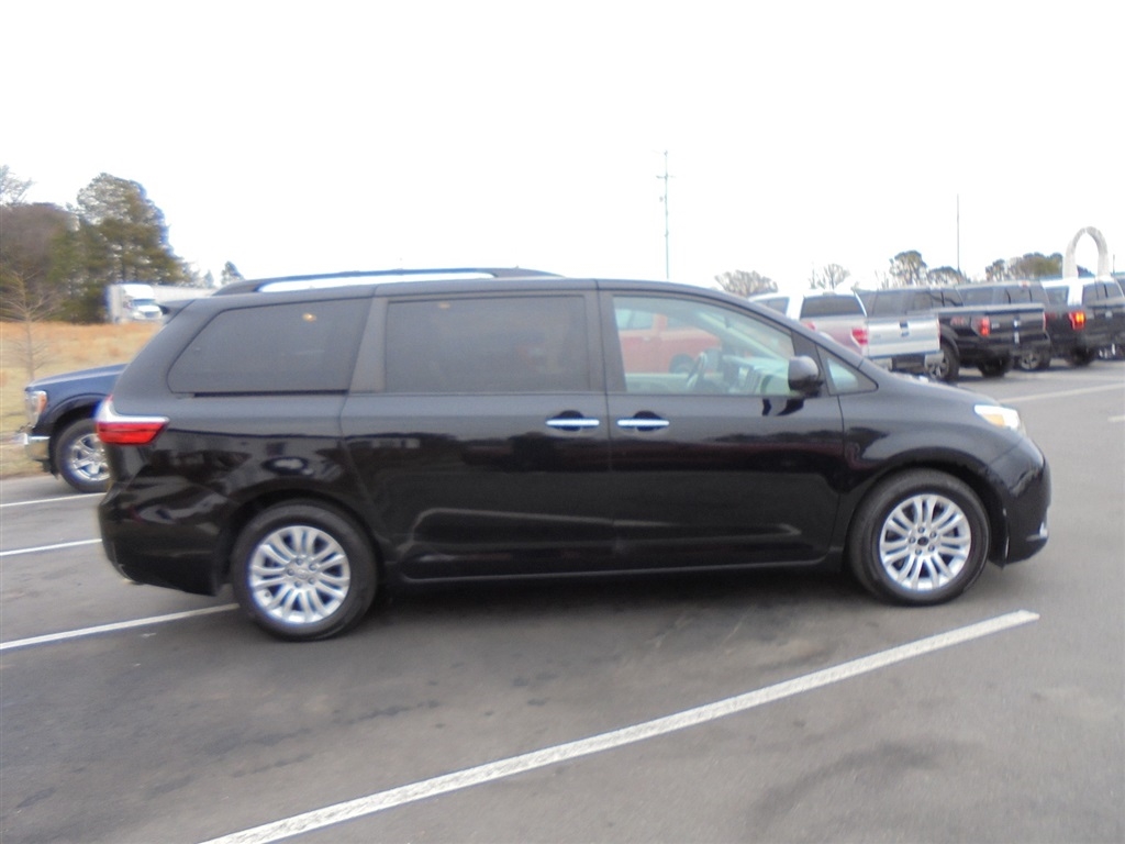 Toyota Sienna 5dr 8-Pass Van XLE FWD (Natl) 2016