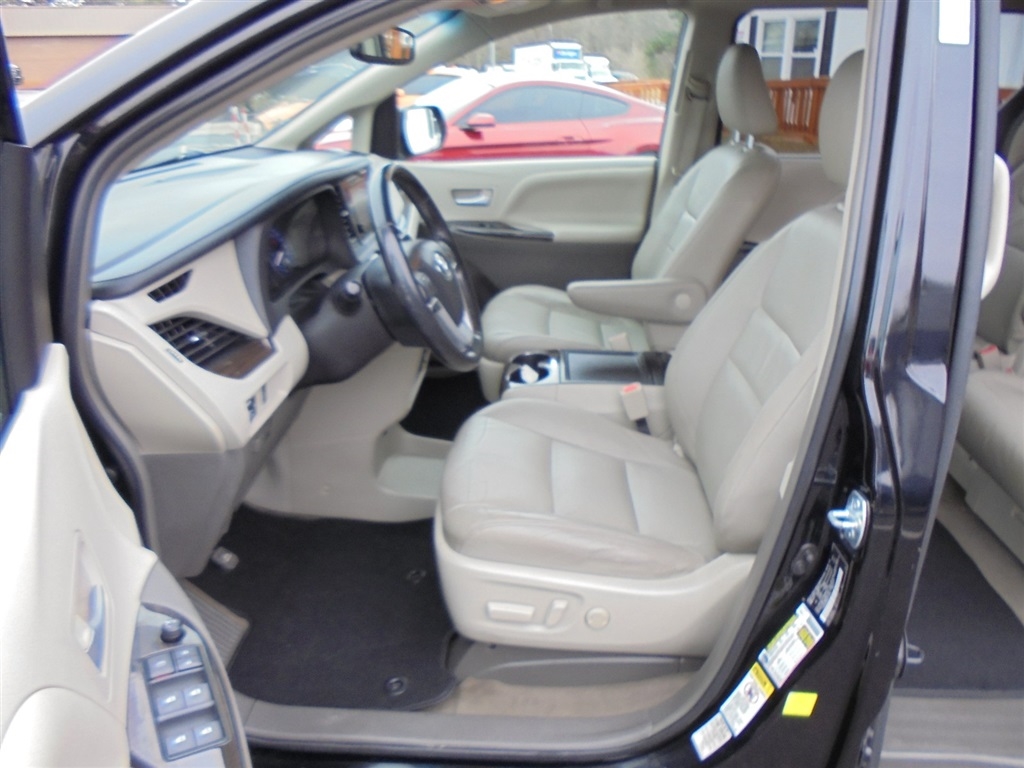 Toyota Sienna 5dr 8-Pass Van XLE FWD (Natl) 2016