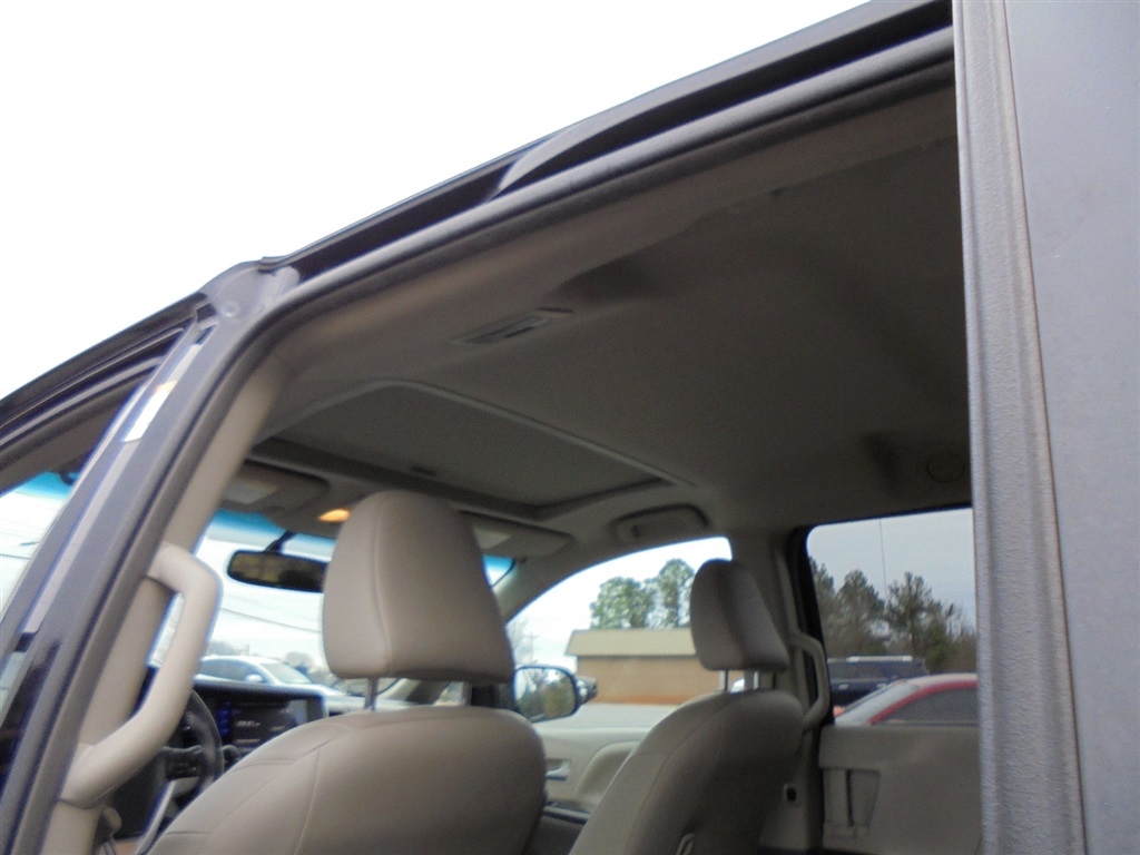 Toyota Sienna 5dr 8-Pass Van XLE FWD (Natl) 2016