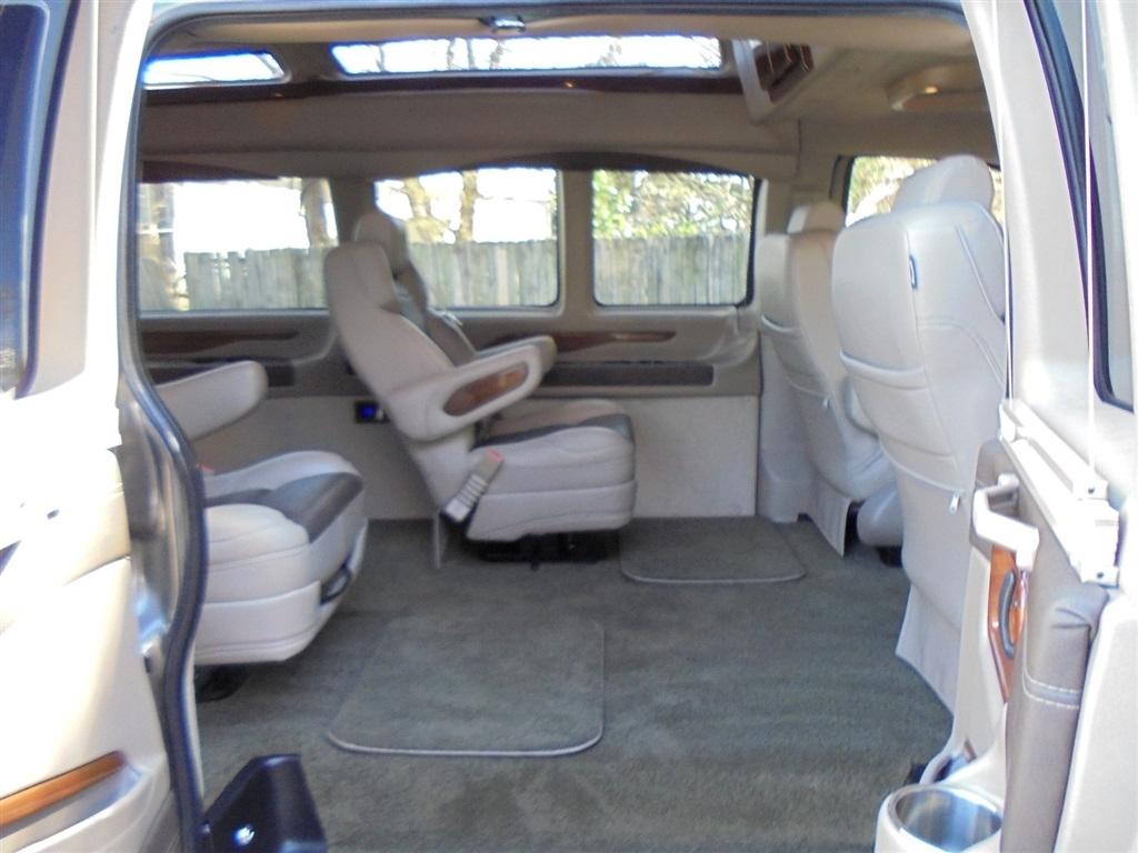 Chevrolet Express Passenger RWD 3500 155" LT 2018