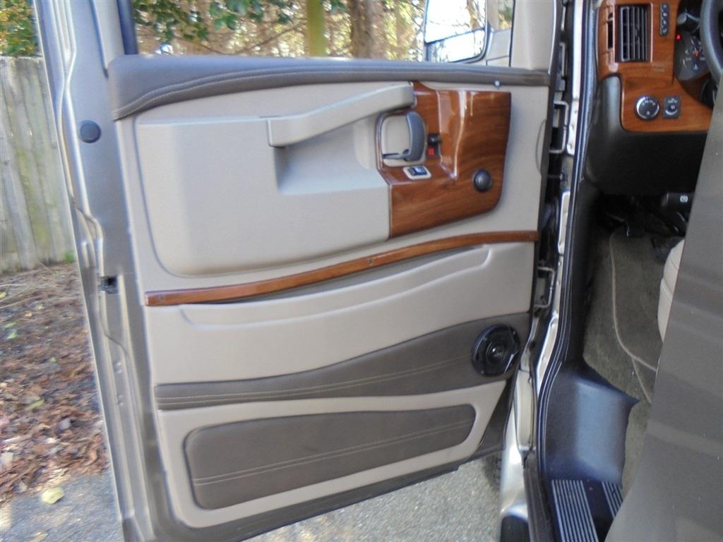 Chevrolet Express Passenger RWD 3500 155" LT 2018