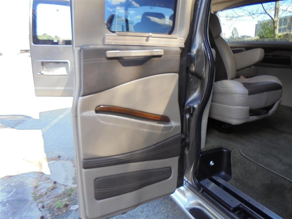 Chevrolet Express Passenger RWD 3500 155" LT 2018