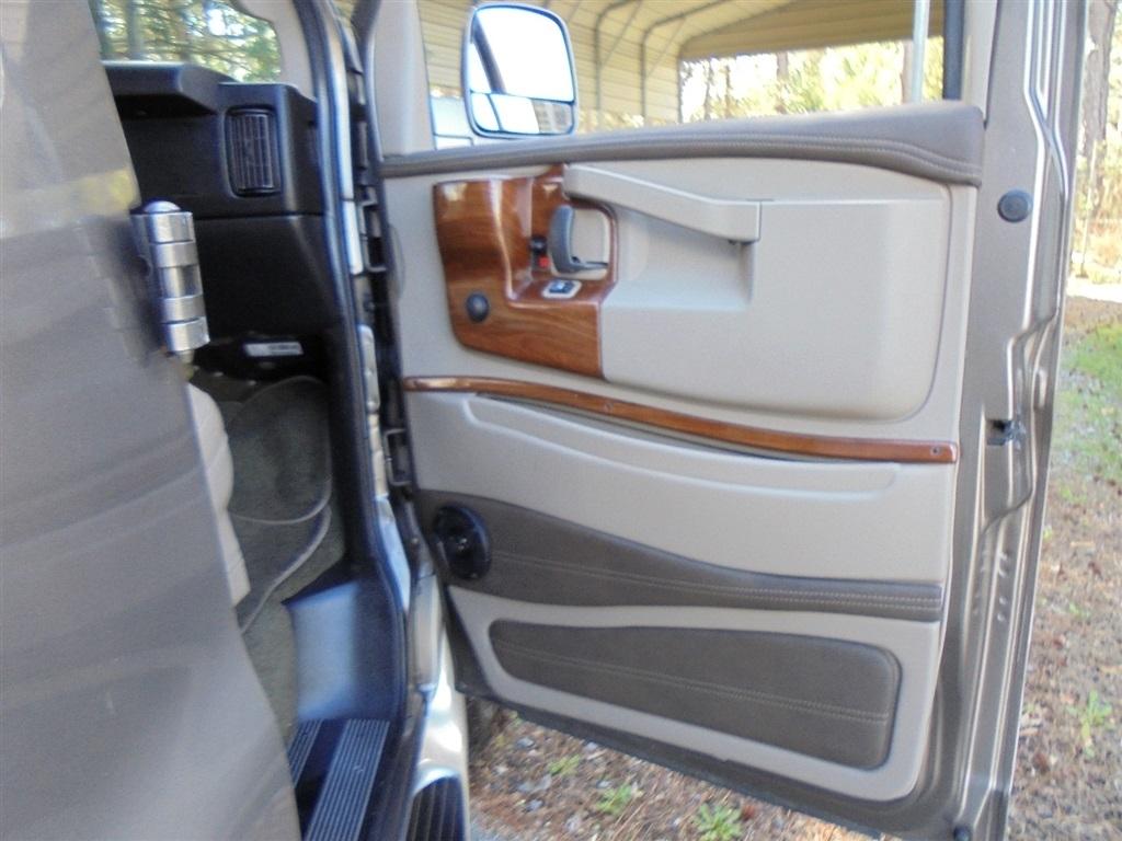 Chevrolet Express Passenger RWD 3500 155" LT 2018