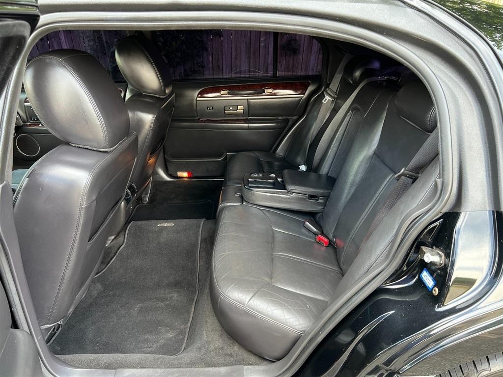 Lincoln Town Car 4dr Sdn Signature L 2011