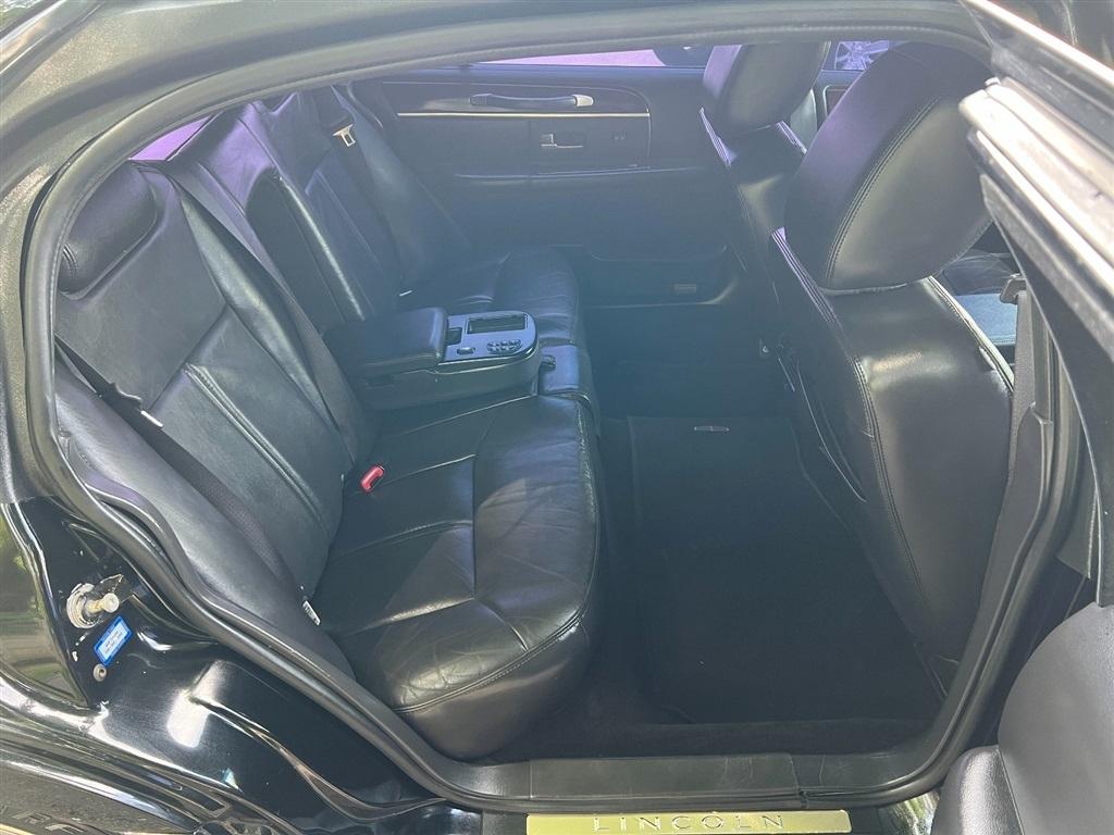 Lincoln Town Car 4dr Sdn Signature L 2011
