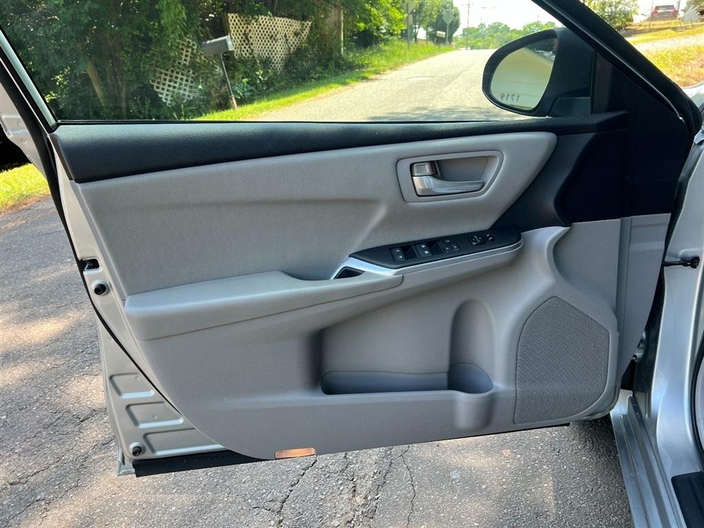 Toyota Camry 4dr Sdn I4 Auto LE (Natl) 2015