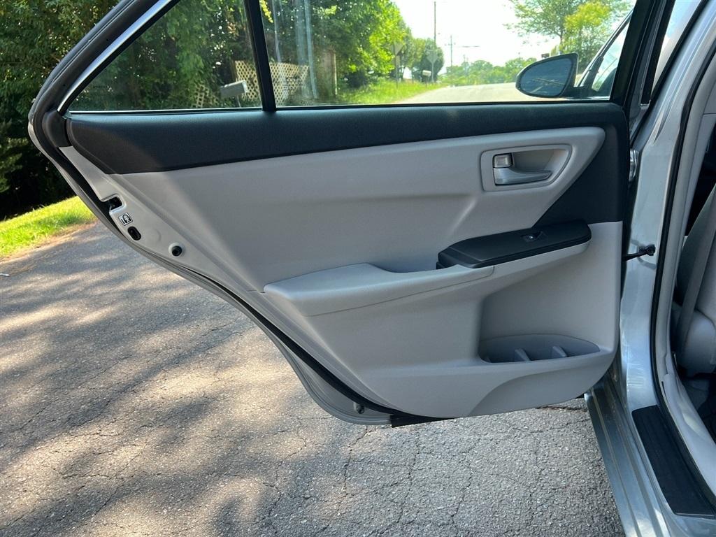 Toyota Camry 4dr Sdn I4 Auto LE (Natl) 2015