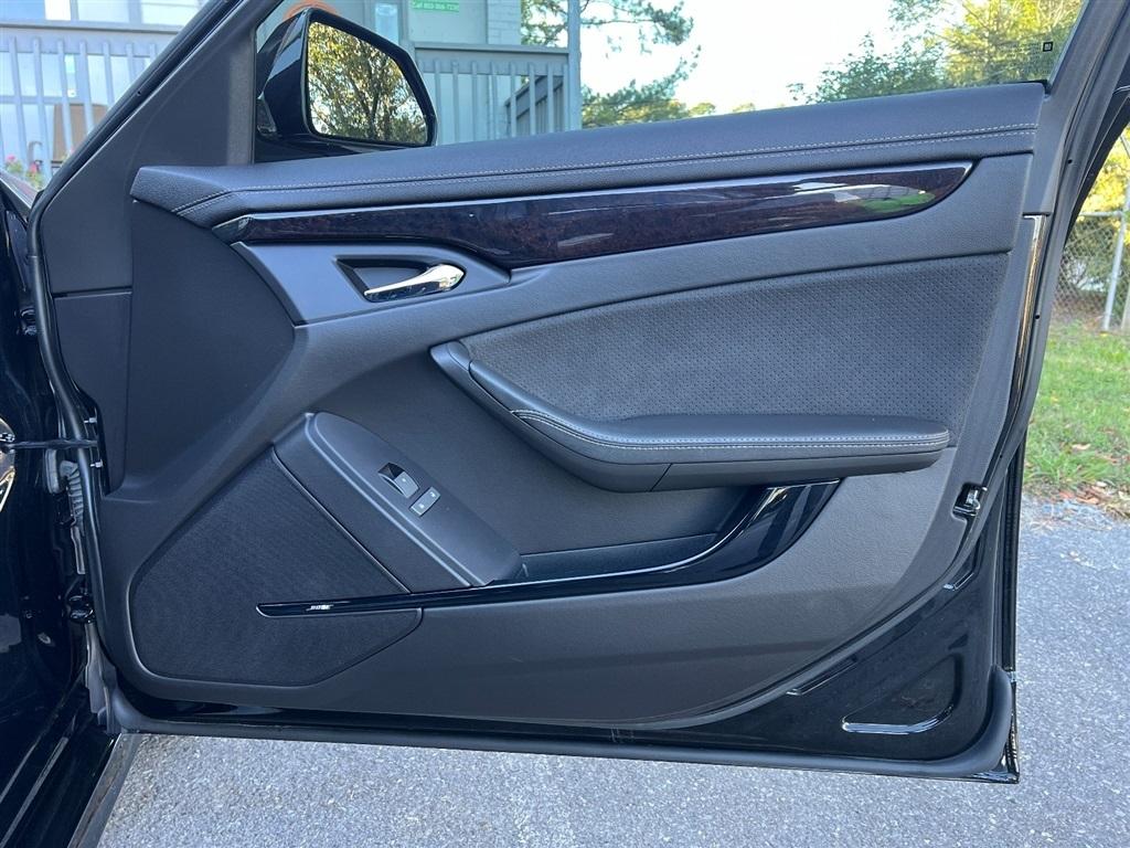 Cadillac CTS-V Sedan 4dr Sdn 2012