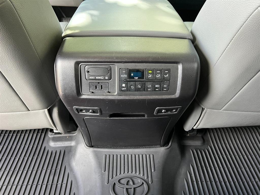 Toyota Sequoia Platinum 4WD (Natl) 2019