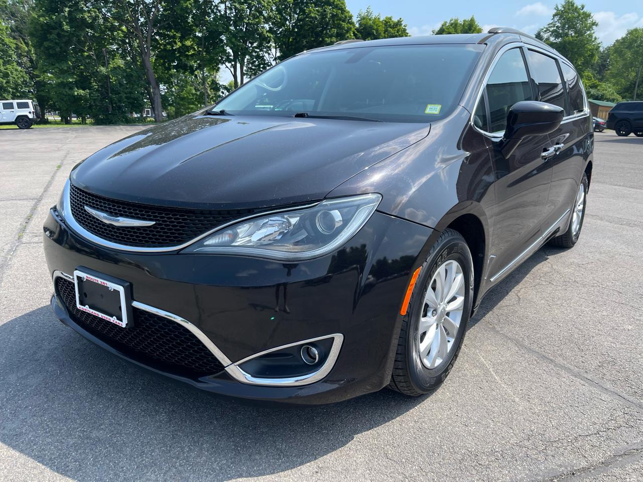 2017 Chrysler Pacifica Touring-L's photo