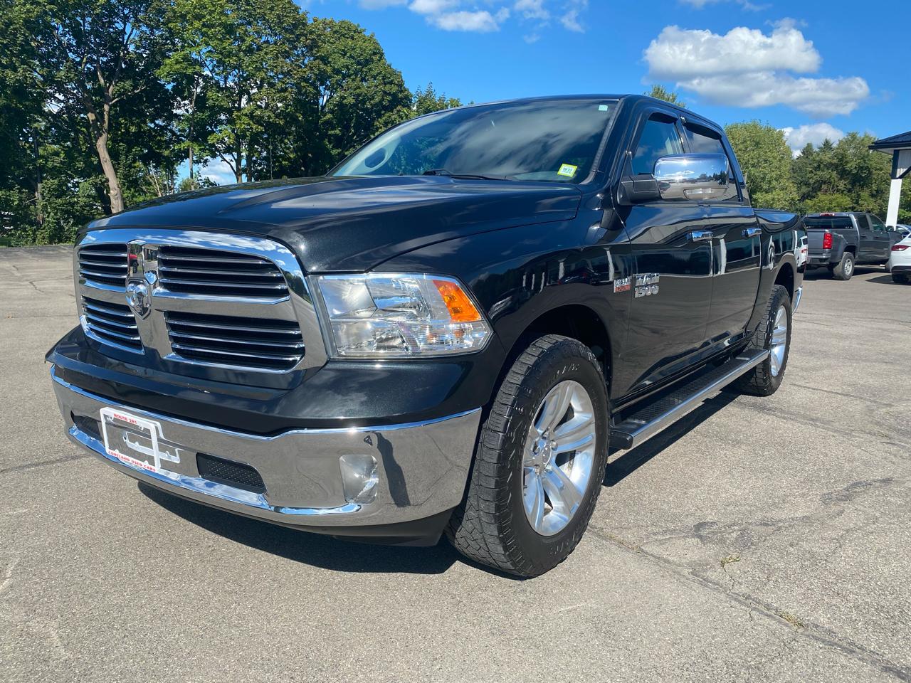 2017 RAM 1500 4WD Crew Cab 140.5" SLT